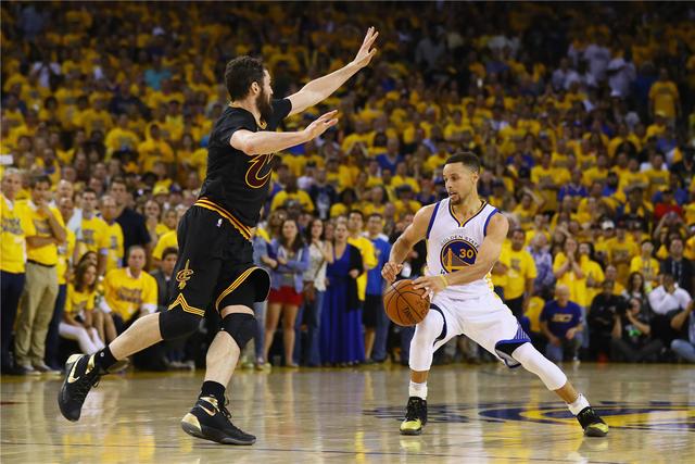 广厦双核带伤太致命了！胡金秋篮下被虐，孙铭徽攻守无作用！